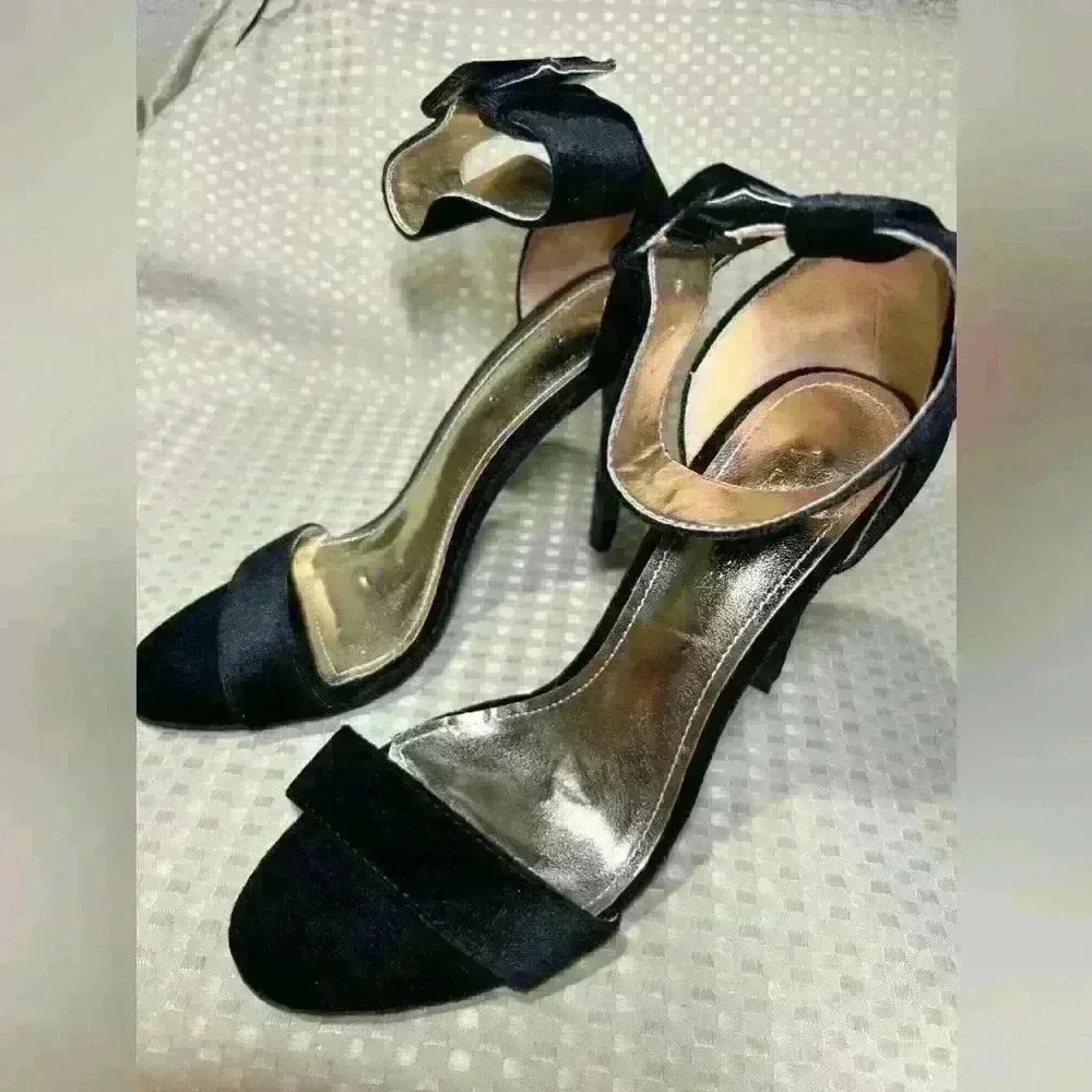 Venus high heels, Size 8 new without a box